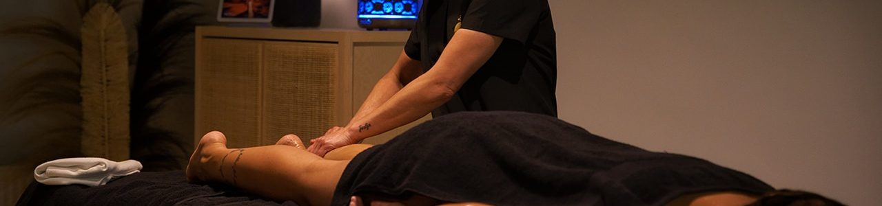 Een massage tijdens je zwangerschap? In deze blog leggen we uit waarom een massage tijdens je zwangerschap goed voor je is!